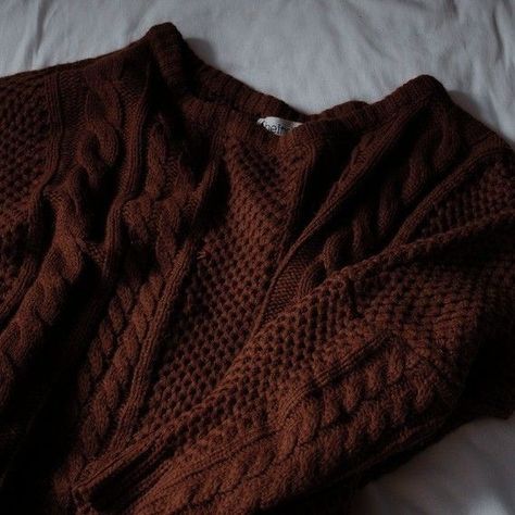 Molly Weasley, Gryffindor Aesthetic, Mike Wheeler, Beautiful Brown Eyes, Big Sweaters, Red Taylor, Brown Aesthetic, Mens Winter Fashion, Autumn Cozy