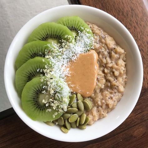 Kiwi Oatmeal, Oatmeal Porridge, Oatmeal Bowls, Oats Breakfast, Oatmeal Breakfast, Oatmeal Recipes, Oat Milk, Shredded Coconut, Pinch Of Salt