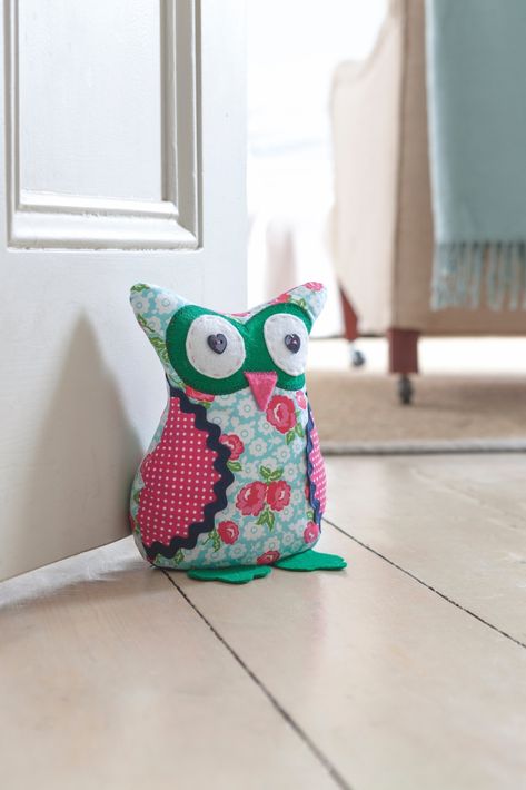 Owl Doorstop  •  Free tutorial with pictures on how to make a door stop in 11 steps Animal Doorstop, Owl Doorstop, Doorstop Pattern, Minion Pattern, Owl Door, Make A Door, Polka Dot Fabric, Patterned Sheets, Dotted Fabric