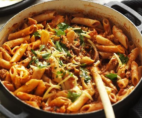 Bring the taste of Italy to your home with this rich and cheesy chilli bolognese. Leftover Bolognese, Bolognese Recipes, Easy Bolognese, Bolognese Pasta Bake, One Pot Chili, Vegetarian Bolognese, Cheese Pasta Recipes, Pasta Bolognese, Bolognese Recipe