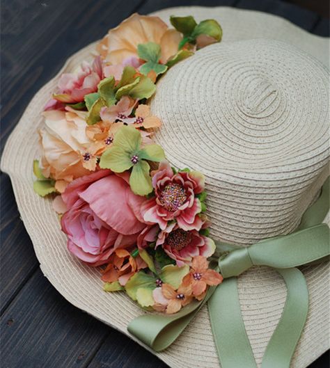 Teapot Hats, Sun Hat With Flowers, Garden Party Hats, Derby Hats Diy Ideas, High Tea Hats, Derby Hats Diy, Straw Decor, Derby Ideas, Hat Wreath