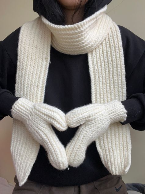 Crochet White Scarf, Crochet Chunky Mittens, How To Crochet Mittens, Aesthetic Crochet Scarf, White Crochet Scarf, Scarf Aesthetic, Scarf Outfit, White Scarf, Crochet Mittens