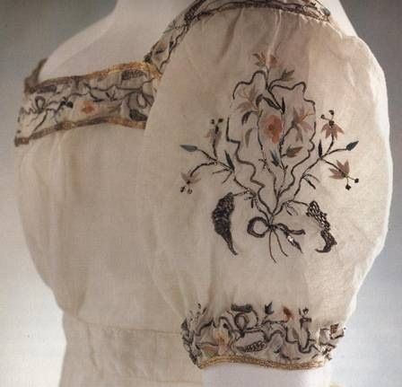 Muslin evening dress 1812-1815. Embroidered with single strands of very fine silk, the stalks are embroidered in silver gilt thread Regency Gown, Regency Era Fashion, Period Dress, Regency Dress, Regency Fashion, Patterns Embroidery, 19th Century Fashion, Period Outfit, Vintage Gowns