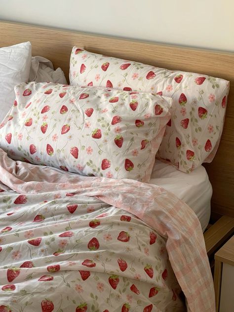 Strawberry Bed Sheets, Strawberry Bedroom Aesthetic, Strawberry Bedsheets, Strawberry Room Aesthetic, Strawberry Sheets, Cute Comforters, Strawberry Bedroom, Strawberry Duvet, Strawberry Bedding