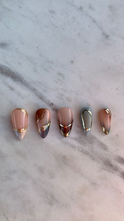 Celestial Almond Nails, Simple Aura Nails, Aura Nails Brown, Chrome Nails Art, Aura Nails Designs, Nails Dainty, Nail Inspo Chrome, Nails Jewellery, Dainty Nails