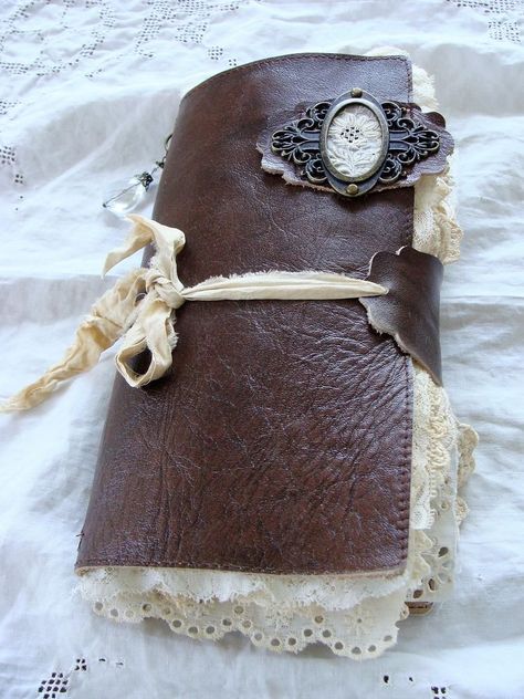 Brown Leather Journal, Faux Leather Journal, Journals Diy, Handmade Leather Journal, Midori Travelers Notebook, Mini Journal, Vintage Junk Journal, Vintage Junk, Linens And Lace