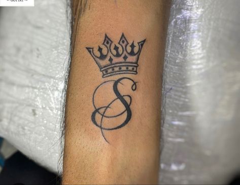 Crown Letter Tattoo, S Letter Tattoo Design For Men, S With Crown Tattoo, S Tattoo Letter Design For Women, Deep Name Tattoo, Crown Wrist Tattoo, S Tattoo Letter Initial, Letter S Tattoo Ideas, S Initial Tattoo