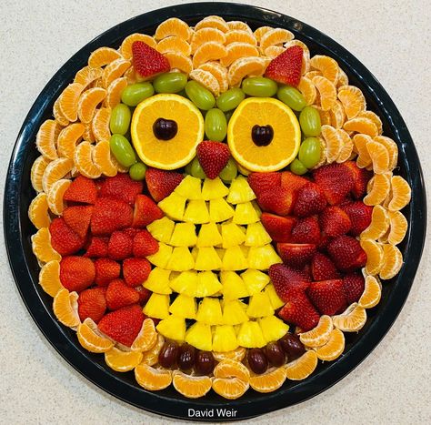 Animal Shaped Fruit Platters, Owl Charcuterie Board, Owl Fruit Tray, Fruit Owl, Amazing Food Platters, Fruits Decoration, Fruit Creations, Fruit Platter Designs, Decorações Com Comidas