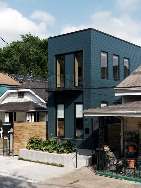 Farouki Residence by Farouki Farouki - Dwell Row House Exterior, Dream Architecture, New Orleans Architecture, Black Building, Creole Cottage, Shotgun House, Urban Housing, Tiny House Community, Narrow House