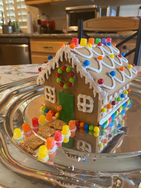 gingerbread house Making Gingerbread Houses Aesthetic, Christmas Aesthetic Party, Gingerbread Cookies Aesthetic, Navidad Aesthetic, Aesthetic Gingerbread House, Christmas Day Aesthetic, Christmas Cookies Aesthetic, Gingerbread House Aesthetic, Candy Aesthetic