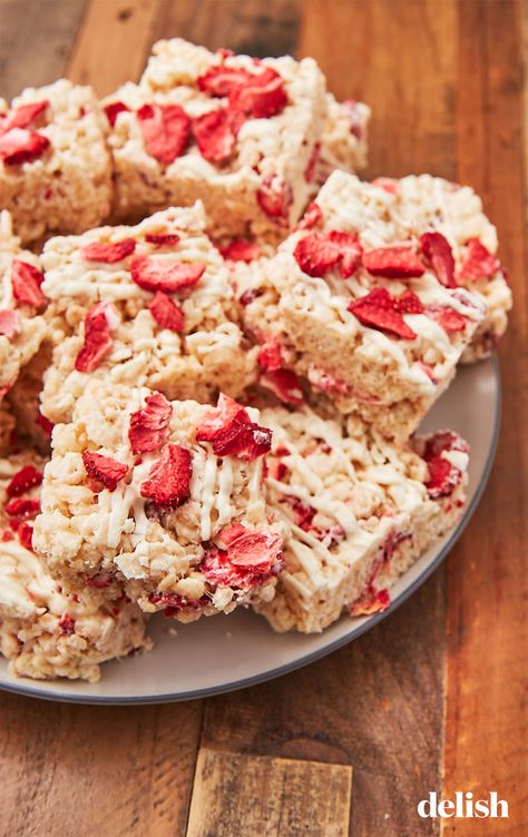 Strawberry Shortcake + Rice Krispie Treats = dessert HEAVEN. Get the recipe at Delish.com. #recipe #easy #easyrecipes #delish #dessert #strawberry #shortcake #rice #dessertrecipes #whitechocolate #chocolate #ricekrispies #berries #strawberries #cereal #marshmallow Strawberry Shortcake Rice Crispy Treats, Strawberry Treats For Kids, Strawberry Shortcake Rice Krispie Treats, Strawberry Rice Crispy Treats, Picnic Desserts, Strawberry Treats, Krispie Treats Recipe, Rice Krispies Treats, Strawberry Shortcake Recipes