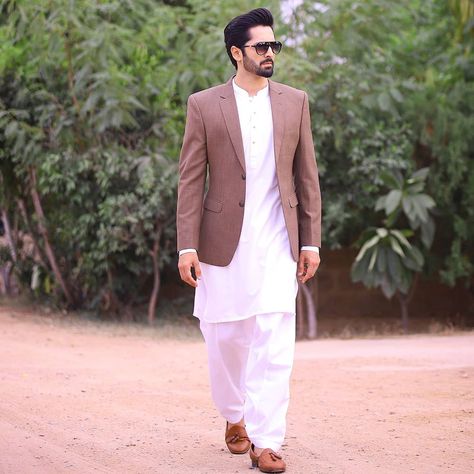 104.5k Likes, 1,502 Comments - Danish Taimoor (@danishtaimoor16) on Instagram: “DEEWANGI  Watch the 36th episode tonight at 8pm only on #Geo Its a 7th sky presentation produced by…” Men Blazer Outfit For Wedding, Marriage Dress For Men, Casual Coat For Men, Muslim Men Clothing, Pathani For Men, Mens White Suit, Suit For Men Wedding, Man Dress Design, Indian Wedding Clothes For Men