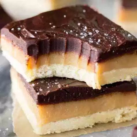 Millionaire's Shortbread - Sugar Spun Run Millionaire Cake, Millionaire's Shortbread, Shortbread Cookie Crust, Millionaire Shortbread, Buttery Shortbread, Butter Bars, Shortbread Recipes, Rich Desserts, Shortbread Crust