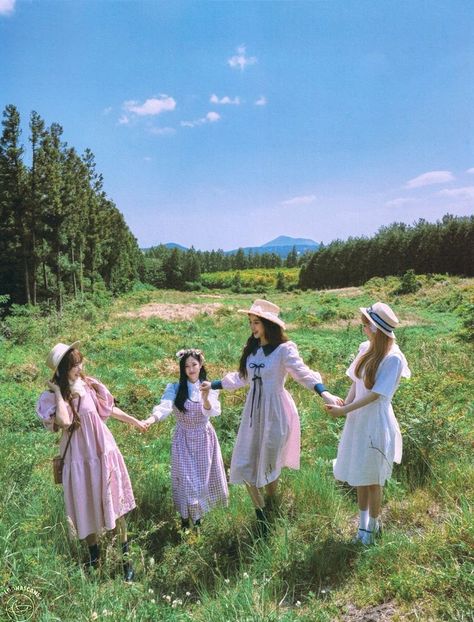 Loona Scans, Kpop Icons, Girl Icons, Kpop Girl Groups, Cottage Core, Ulzzang Girl, Summer Aesthetic, Korean Girl, South Korean Girls