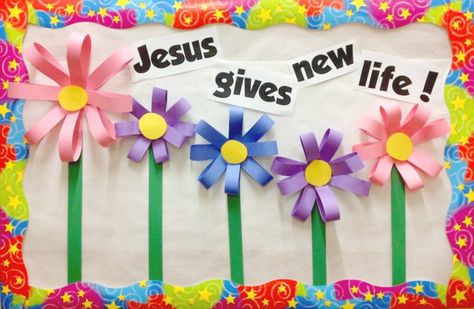 Easter is fast approaching and it's time to start planning how you're going to decorate your classroom! Here is a list of 10 good Easter bulletin board ideas to get the kiddos involved! Easter Bulletin Board Ideas, Christian Easter Bulletin Board Ideas, Easter Classroom Door, Easter Bulletin Board, Spring Classroom Door, Easter Bulletin Boards, Kids Bulletin Boards, Easter Classroom, Christian Bulletin Boards