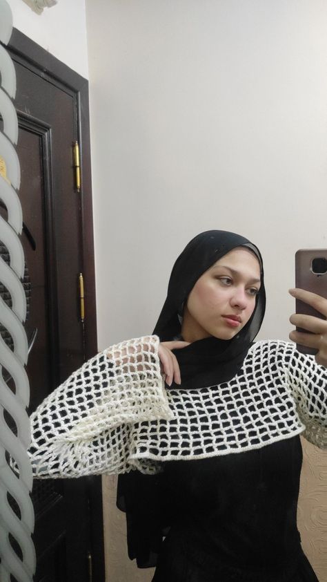 Shrug patterned white mesh sleeves inspo Modest Mesh Top Outfit, Mesh Sleeves Top, Mesh Top Outfit, Crochet Shrugs, Knitted Top Outfit, Outfit Muslim, Hijab Summer, Outfit Modest, Desi Outfits