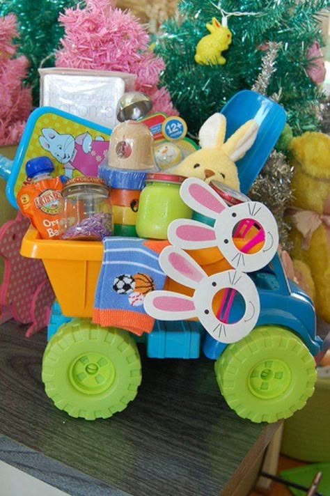 25 Cute and Creative Homemade Easter Basket Ideas try our #PreggieMoms app => http://bit.ly/preggie_pinterest Homemade Easter Baskets, Unique Easter Baskets, Creative Easter Baskets, Baby Easter Basket, Easter Baskets For Toddlers, Easter Basket Ideas, Diy Ostern, Easter Goodies, Unique Easter