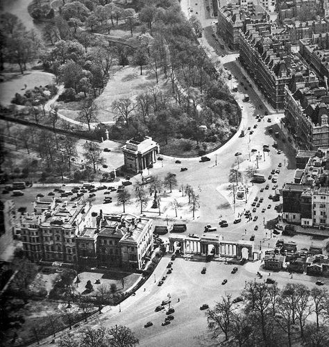 An aerial view of Hyde Park Corner before the changes made in the early 1960s. Great swathes of Green Park and the gardens of Buckingham Palace were taken for the roundabout leaving the Constitution Arch marooned in a sea of traffic. Old Mumbai, London 1950s, Apsley House, Hyde Park Corner, Historical London, Mumbai City, London History, City Of London, The Constitution