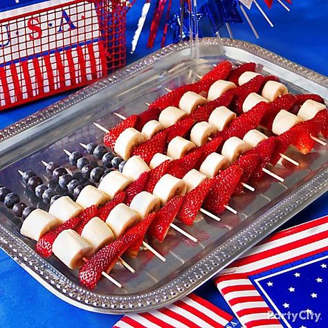 Red White And Blue Desserts, Fruit Skewers, Blue Desserts, Fruit Kabobs, 4th Of July Desserts, Fourth Of July Food, Strawberry Blueberry, Munnar, Snacks Für Party