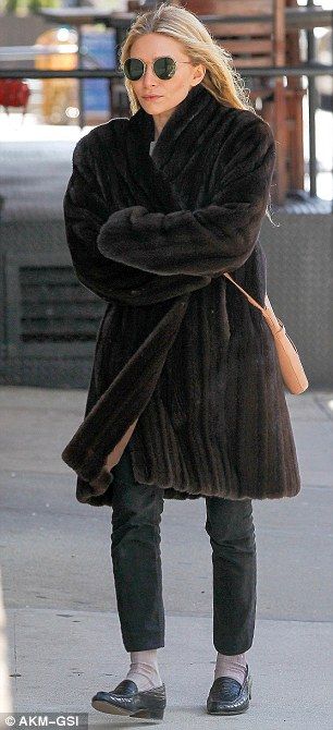 Oversized Fur Coat, Ashley Olsen Style, Olsen Fashion, Olsen Twins Style, Olsen Twins, Mary Kate Olsen, Ashley Olsen, Full House, Petite Fashion