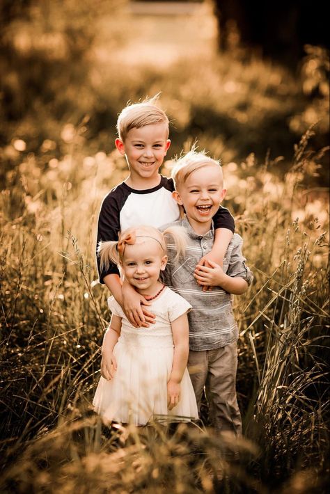 Siblings Photo Shoot Ideas, Brothers And Sister Photoshoot, Fall Kid Picture Ideas, Siblings Outdoor Photoshoot, Siblings Family Photos, Siblings Photography Ideas, Sibling Photo Shoots Outdoor, Small Siblings Photoshoot, 4 Kids Poses For Pictures