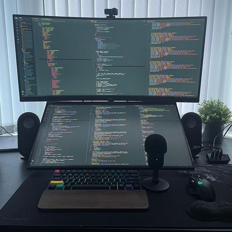 Minimal Work Desk, Coding Desk Setup, Work Desk Setup, Computer Gaming Room, Computer Desk Setup, Black Minimal, Home Studio Setup, Desktop Setup, Video Game Rooms