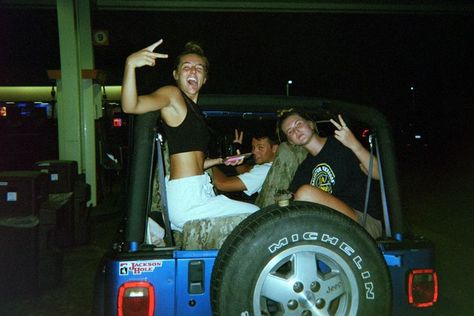 summer night, friends, jeep, vsco aesthetic, late night drive, friend group aesthetic, summer vibes, film, disposable camera, film camera, film aesthetic Camera Film Aesthetic, Film Disposable Camera, Aesthetic Late Night, Friend Group Aesthetic, Digi Camera, Aesthetic Summer Vibes, Group Aesthetic, Night Friends, Vsco Aesthetic