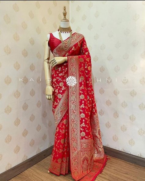 Simple Sari, Cocktail Sarees, Red Saree Wedding, Gown Dress Party Wear, Gorgeous Saree, New Dress Pattern, Wedding Reception Party, Sabyasachi Bride, Simple Saree Designs