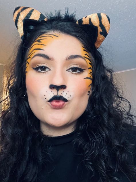 Easy Tiger makeup Easy Tiger Costume, Tiger Face Painting Easy, Animal Makeup Looks Easy, Zoo Animal Makeup, Animal Halloween Makeup Easy, Tiger Make Up Woman, Cute Tiger Makeup, Tiger Costume Women Diy, Face Painting Tiger Easy