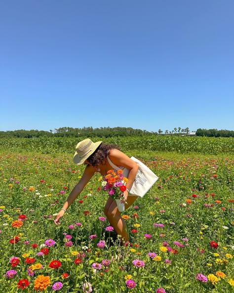 in full bloom🌸💐🌼 • • • #flowerfields #wildflowers #springaesthetic #springfashion #springactivities #pinterestgirl #aesthetic Flowers Field Aesthetic, Fun Life Aesthetic, Spring Day Aesthetic, Spring Aesthetic Instagram, Having Fun Aesthetic, Summer Flower Aesthetic, Spring Aesthetic Pictures, Photo Edits Ideas, Summer Aesthetic Pics