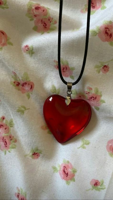 Brandy Melville Haul, Aura Red, Accesorios Aesthetic, Hair Clamp, Red Heart Necklace, Heart Shaped Jewelry, Magical Jewelry, Natural Stones Necklace, Jewelry Accessories Ideas