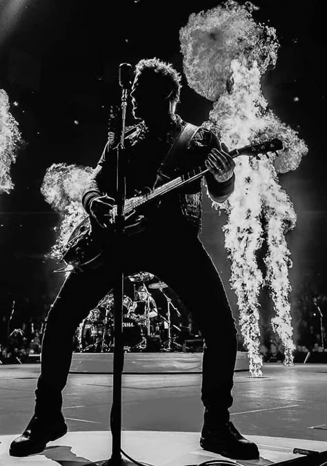 Metallica Black And White, Metallica Song, Metallica Concert, James Metallica, Metallica Black, Metallica Art, Migrant Worker, Rock And Roll Fashion, Black And White Photo Wall