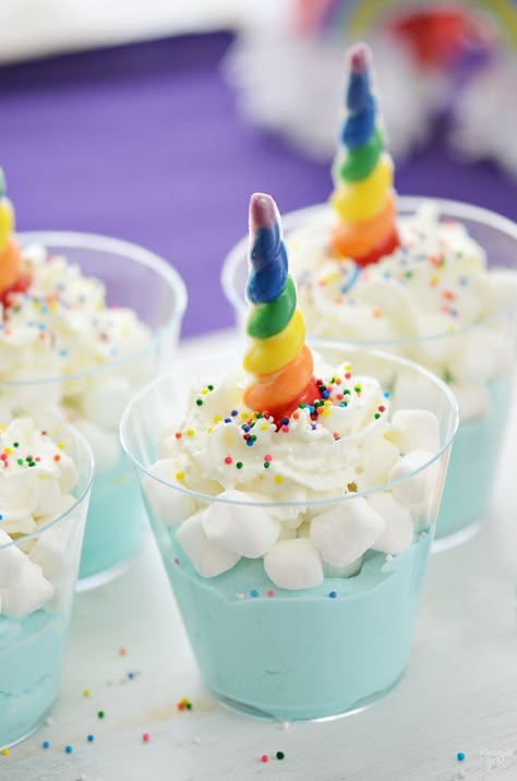 Rainbow Unicorn Dessert Cups: Unicorn Party Ideas - Finding Zest Unicorns and rainbows is killer combination, especially for a unicorn party! These fun rainbow unicorn dessert cups feature blue mousse, marshmallows, whipped cream and sprinkles. The star of this dessert are the chocolate rainbow unicorn horns! Unicorn Party Food, Unicorn Desserts, Rainbow Unicorn Party, Unicorn Party Ideas, Unicorn Themed Birthday Party, Themed Desserts, Unicorn Cupcakes, Dessert Party, Unicorn Foods