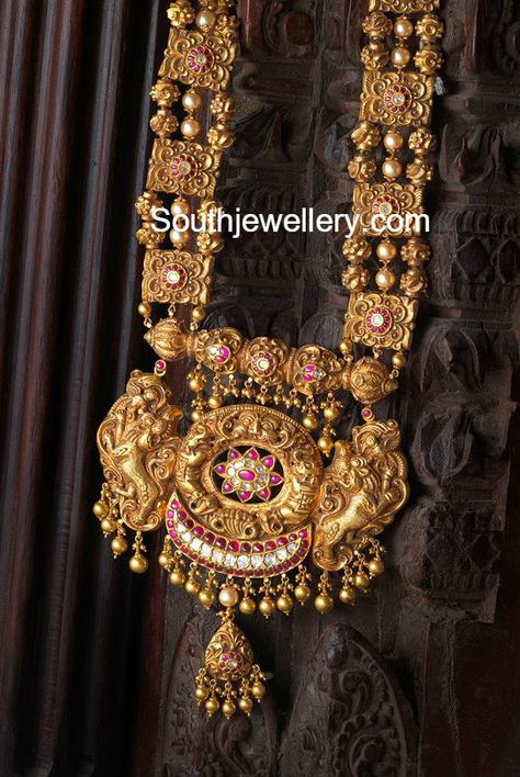 22 carat gold antique finish nakshi haram studded with polkis and rubies. Related PostsMango Nakshi NecklaceAntique Gold Peacock HaramPeacock Nakshi HaramPeacock Gold HaramAntique Peacock HaramLord Krishna Pacchi Haram Temple Jewelry Necklace, Gold Temple Jewellery, Antique Gold Jewelry Indian, Antique Jewellery Designs, Antique Bridal Jewelry, Antique Jewelry Indian, Bridal Fashion Jewelry, Wedding Jewellery Collection, Indian Jewellery Design