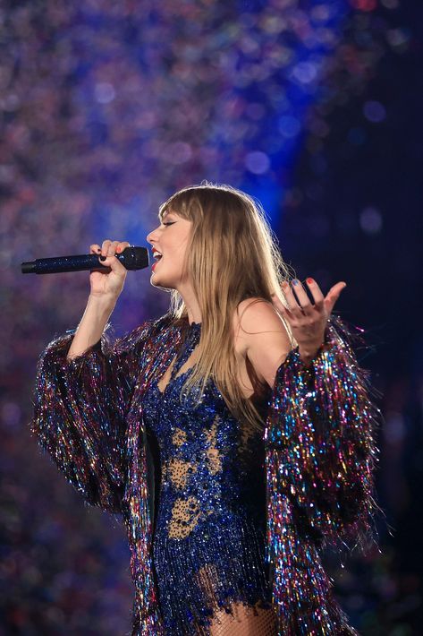 Bookmarks / X Taylor Swift Fan Club, Estilo Taylor Swift, Tour Outfits, Swift Photo, Taylor Swift Funny, Taylor Swift Videos, Swift 3, Taylor Swift Album, Taylor Swift Wallpaper