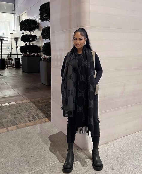 Arnell Armon, Vacation Poses, Cute Going Out Outfits, Black Success, Rihanna Style, Winter Fit, All Black Outfit, Going Out Outfits, Winter Fashion Outfits