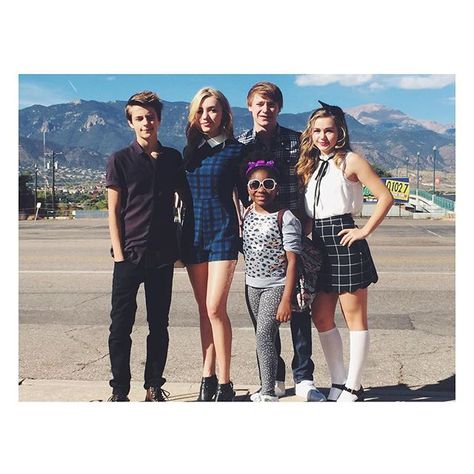 Brec Bassinger with Payton List, Corey fogelmanis and Calum worthy Corey Fogelmanis, Calum Worthy, Bella And The Bulldogs, Peyton Clark, Payton List, Madison Pettis, Peyton List, Girl Meets World, Sabrina Carpenter