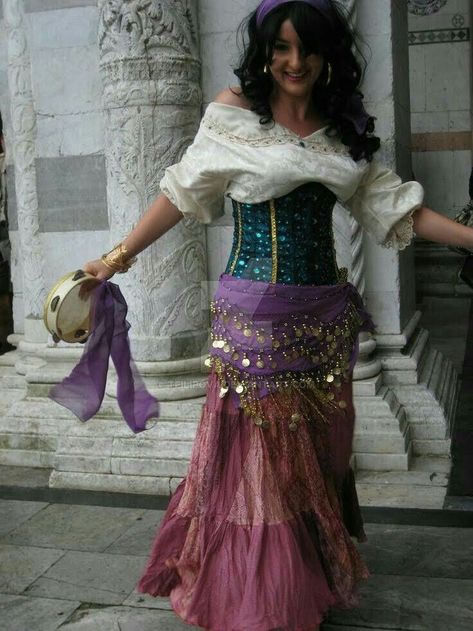 Romani Cosplay, Esmeralda Costume, Esmeralda Cosplay, Lucca Comics, Fair Outfits, Fest Outfits, Diy Kostüm, Disney Cosplay, Halloween Costume Outfits