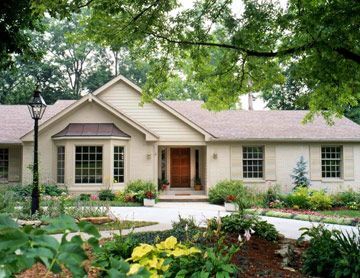 Best Exterior Paint, Brick Siding, Black Shutters, Bar Exterior, Ranch Remodel, Ranch Exterior, Brick Ranch, Exterior Paint Colors For House, Exterior Makeover