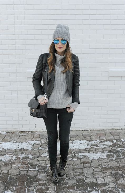 Travel Outfit Winter, Travel Outfit Winter Cold Weather, Winter Vacation Outfits, Beanie Outfit, Outfits Cold, Winter Travel Outfit, Grey Beanie, Winter Cold, Studded Boots