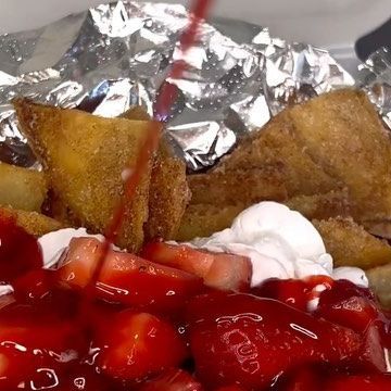 SweetTreats ForDayz ™️ on Instagram: "Cheesecake Nachos 🤤🍓🍰 @sweettreatsfordayz ✨ Flash sale happening Tuesday 11/28 in Hollister, Ca📍 #nachos #cheesecake #cinnamonsugar #dessertnachos #yumm #strawberries #fried #nacho #cheesecakedip #sweettooth #viral #reels #foodies #cravings #whippedcream #creamy #cheesecakenachos #videos #makingsweets #sweets #nachostime #yumm" Cheesecake Nachos, Dessert Nachos, Making Sweets, Cheesecake Dip, Viral Reels, Cinnamon Sugar, New Flavour, Perfect Desserts, Trending Videos