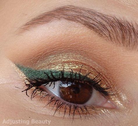 Eyeliner Verde, Green Dress Makeup, Quinceanera Makeup, Make Up Gold, Gold Eyeliner, Gold Makeup Looks, Green Eyeliner, Gold Eye Makeup, Prom Eye Makeup