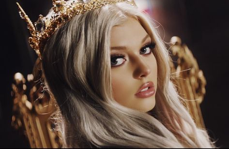 ITS OUT. queen music video. link in bio🥀⛓🖤⚔️🕊👸🏼 thank you for making this possible. Loren Grey, Loren Gray, Grey Wallpaper, Hair Humor, Curly Blonde, News Songs, Music Videos, Snapchat, Blonde