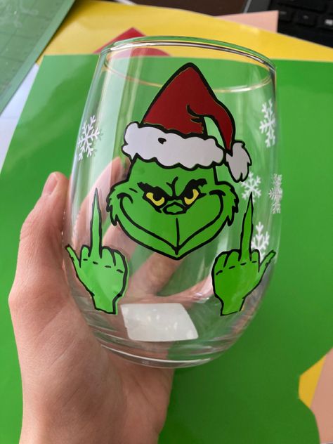 Grinch Wine Glass Diy, Christmas Wine Glasses Diy Painted, Christmas Glass Painting Ideas, Christmas Wine Glasses Diy, Glassware Painting, Wine Glass Crafts Diy, Cricut Projects Christmas, Christmas Charity, Christmas Wine Glasses