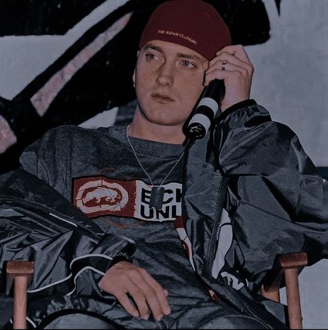 𝙁𝙊𝙇𝙇𝙊𝙒 ? 𝙁𝙊𝙍 𝙈𝙊𝙍𝙀 ...? The Slim Shady, 90s Rappers, Eminem Wallpapers, The Eminem Show, Eminem Photos, Eminem Rap, Eminem Slim Shady, The Real Slim Shady, A Group Of People