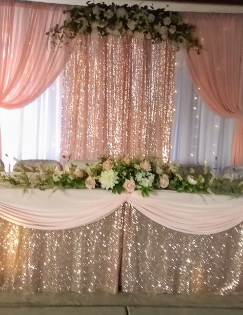 Deco Meza Quinceanera Backdrop Ideas Rose Gold, Rose Gold Main Table Decor, Photo Booth Backdrop Quinceanera, Quince Decorations Pink And Silver, Quinceanera Mesa Principal, Rose Gold Decorations Quinceanera, Quincenera Main Table Decor, Quinceanera Table Main, Main Quinceanera Table Ideas