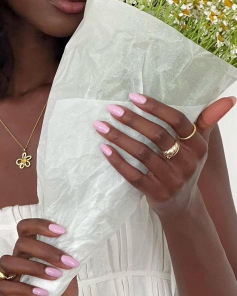 soft black women Ash Cash, Money Nails, August Nails, Soft Nails, Neutral Nails, Girls Nails, Minimalist Nails, Dream Nails, Classy Nails