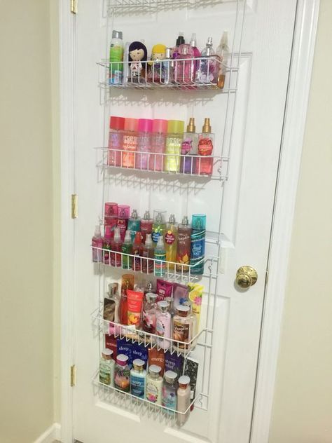 Use an over the door organizer for toiletries and other items. Storage Hacks Bedroom, Zimmer Diy, Small Bedroom Organization, Over The Door Organizer, Makeup Organization Diy, Dorm Room Organization, Elegant Vases, Creative Bedroom, Organizing Hacks