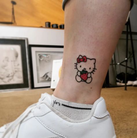 This little kitten tattoo represents friendship and love. Hello Kitty drawings are often simplistic, cartoon-like, and use the original picture's colors. Her blank white face is adorned with three whiskers on the sides, a yellow oval nose, and basic black... Hello Kitty Face Tattoo, Tatuaje Hello Kitty, Hello Kitty Tattoo, Kitten Tattoo, Kitty Tattoo, Small Girly Tattoos, Jewel Tattoo, Hello Kitty Tattoos, Ankle Tattoos