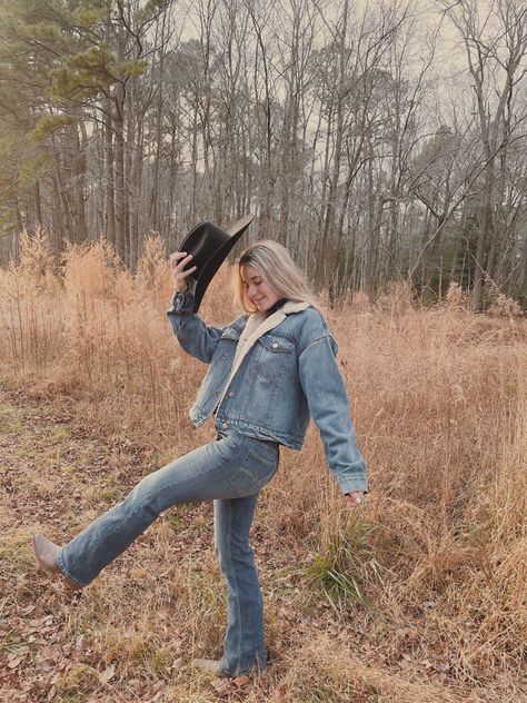 Ranch Life Outfit, Yellowstone Female Outfits, Cowgirl Snow Photoshoot, Modern Cowboy Outfit Women, Casual Ranch Outfit, Ranch Style Outfit Women, Western Mountain Cowgirl Outfits, Jean Jacket Western Outfits, Ranch Work Outfit